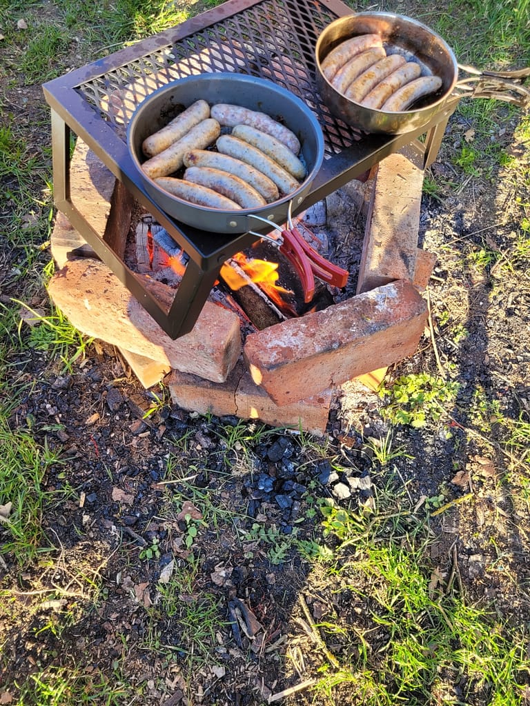Alleine campen mit Kleinkindern, Die Würste riechen guuut